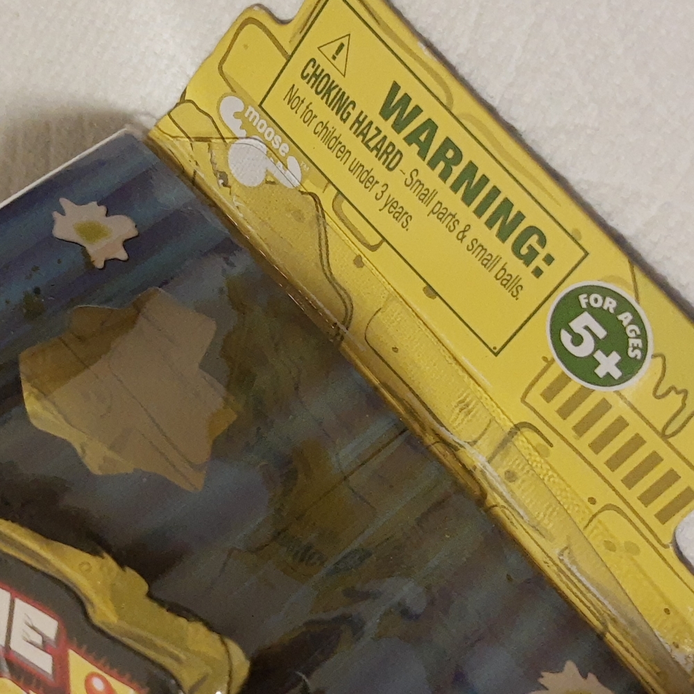 The Ugglys Pet Shop Series 1 Exclusive Gross Goldfish Collectible (Box Damage) - Picture 12 of 12
